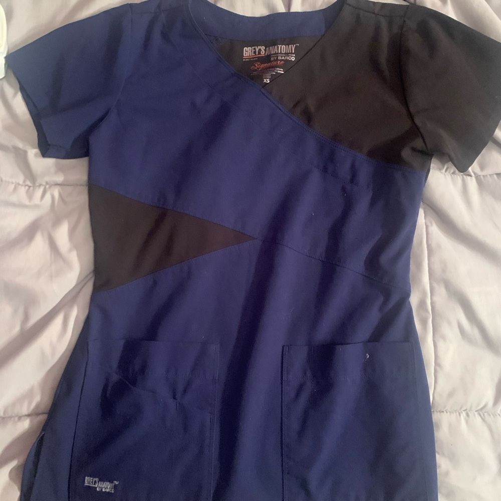 Super cute black and blue stripe Greys Anatomy top